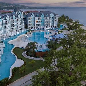 Dutch Beachfront Swim-up Club Level Honeymoon Suite Patio Tranquility Soaking Tub