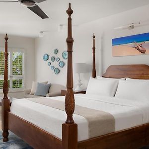 Kamer met een King Size Bed voor Pasgetrouwden en Uitzicht op het Strand